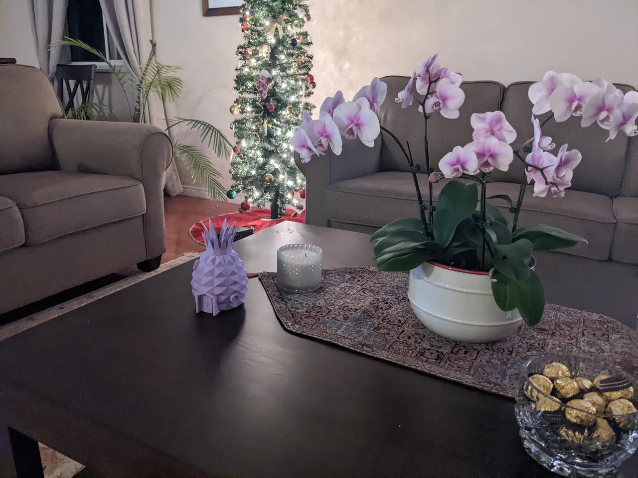 The finished 3D-printed pineapple piggy bank on a coffee table